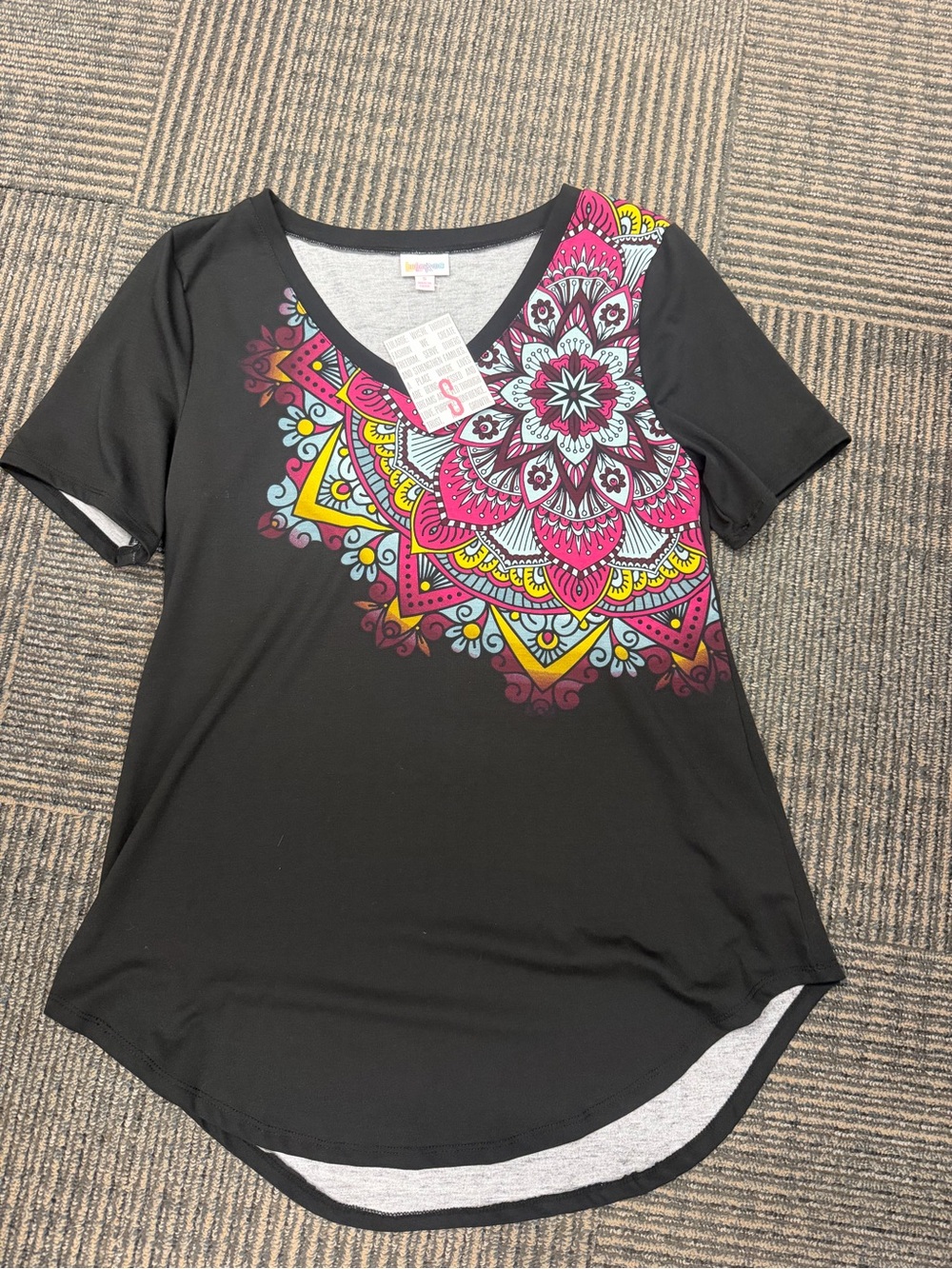 NWT LuLaRoe iris Black Short-Sleeve V-Neck Top Pink Mandala Sz Small